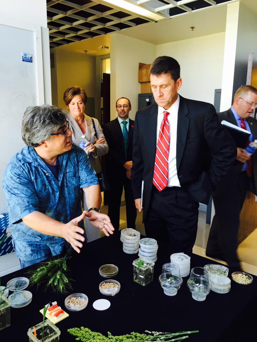 President Bounds visits Clemente Lab