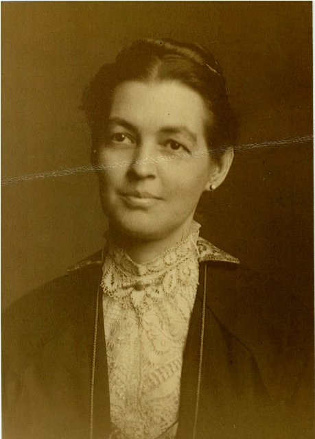 Woman wearing a lace blouse and a necklace