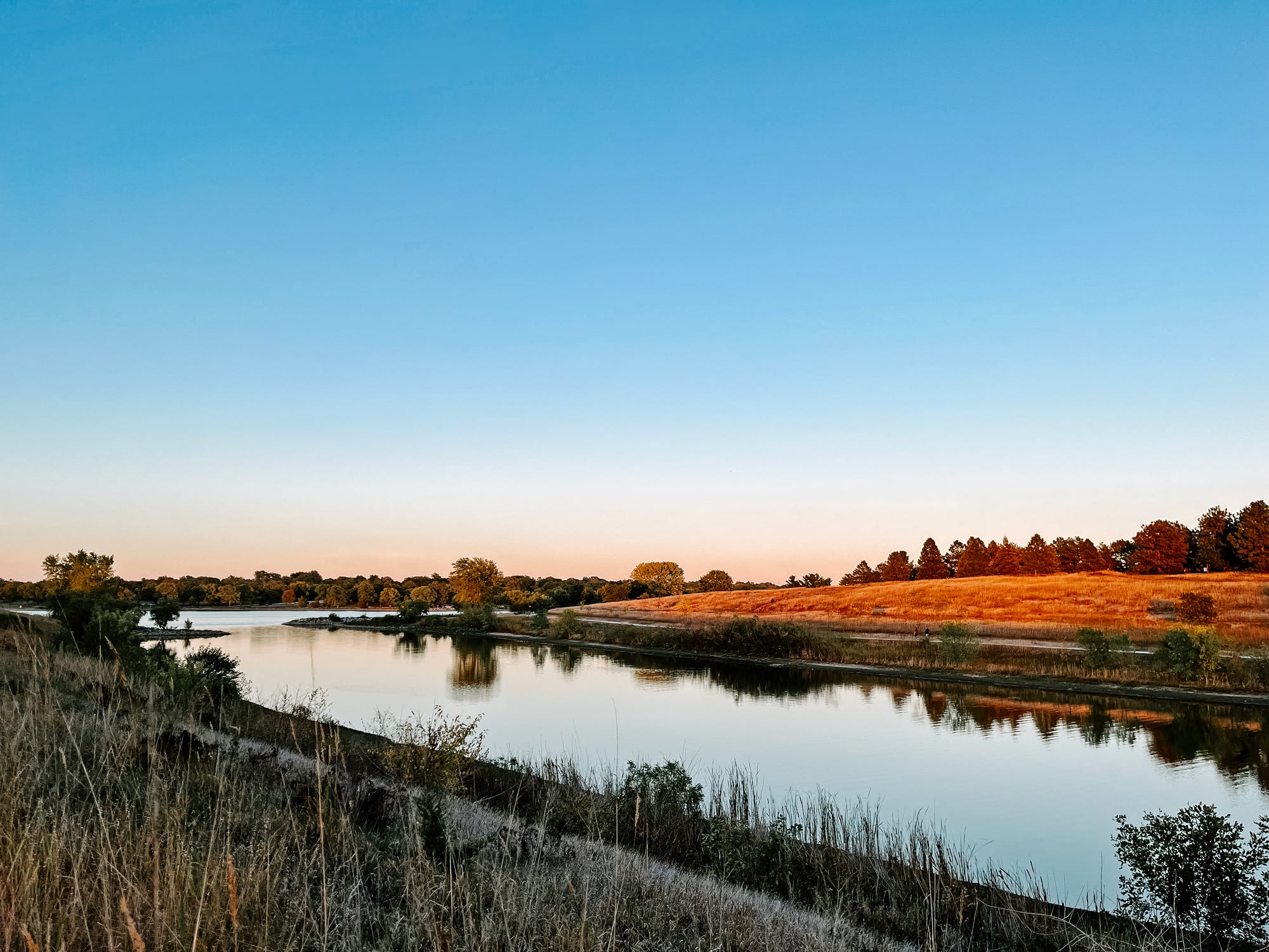 The sun sets on Holmes Lake