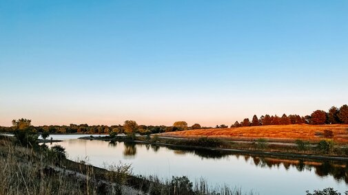 The sun sets on Holmes Lake