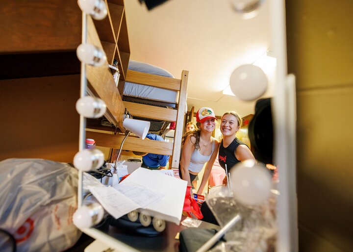 Huskers smile in their mirror during move-in
