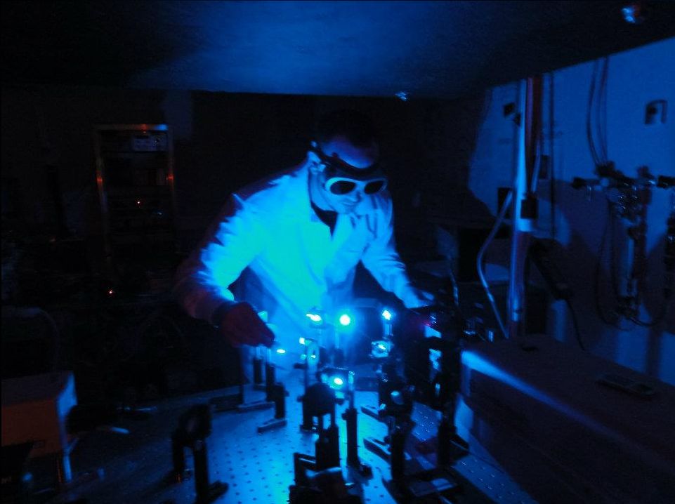 Research in the laboratory of Uiterwaal. The frequency-tunable TOPAS laser is set to a blue wavelength to find resonances in aromatic molecules.